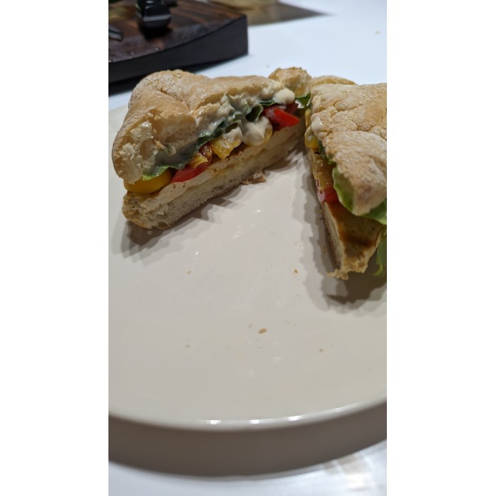 Sandwich au tofu style halloumi, menthe et légumes croquants