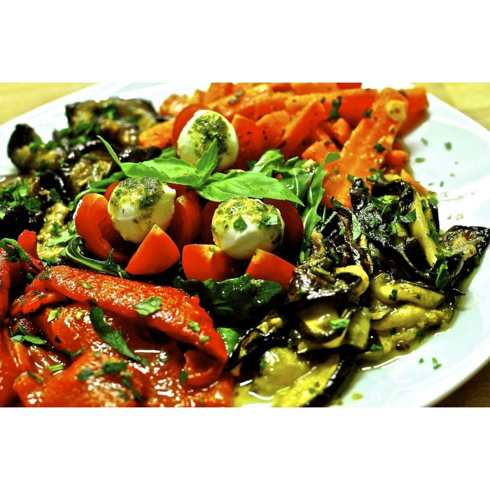Salade de légumes grillés et tofu à la grecque